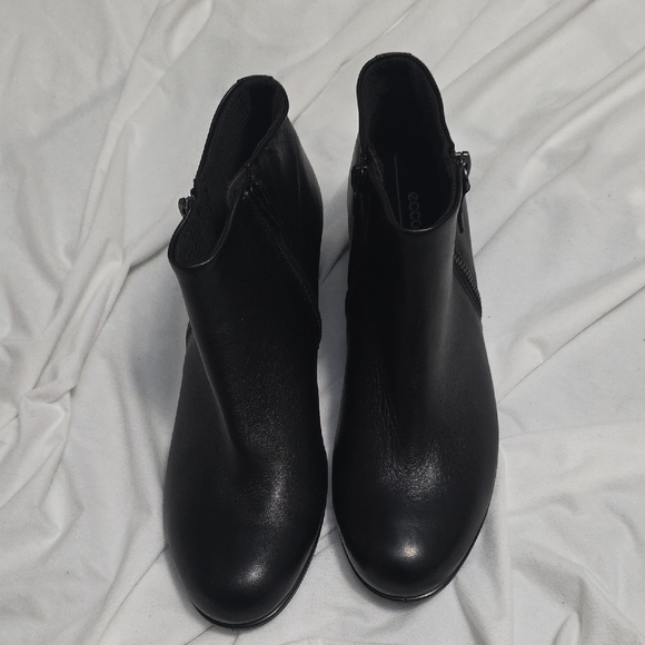 Ecco Sleek Black Ankle Booties - Picture 1 of 4